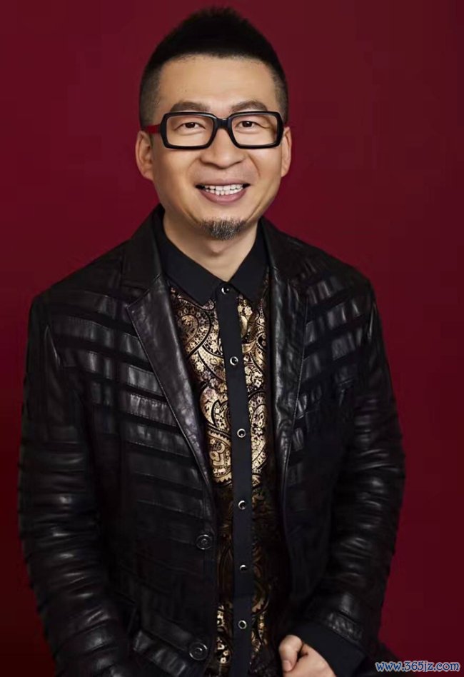在《魅力歌先生》的选曲歌单中，一共有两首作品出自老猫之手，况且均在节目播出后激励全网狂欢。由金润吉、张玮、王谦、纪海星四位实力唱将联手改编的《野花香》，当作第四期的“王炸”舞台，被不雅众盛赞为“天花板级唱功”与“生感性扭捏响应”，音乐一响，就忍不住的沾沾自喜，网友直呼“魅力歌神级舞台”、“新一代广场舞神曲出身”。